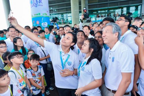 Selfie with Deputy Prime Minister Teo Chee Hean